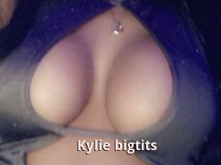 Kylie_bigtits